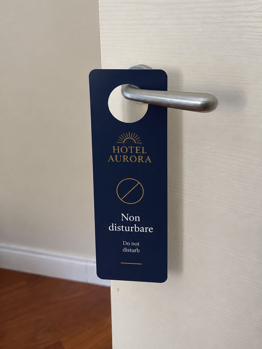 Fronte Non disturbare blu notte e oro con logo Hotel Aurora