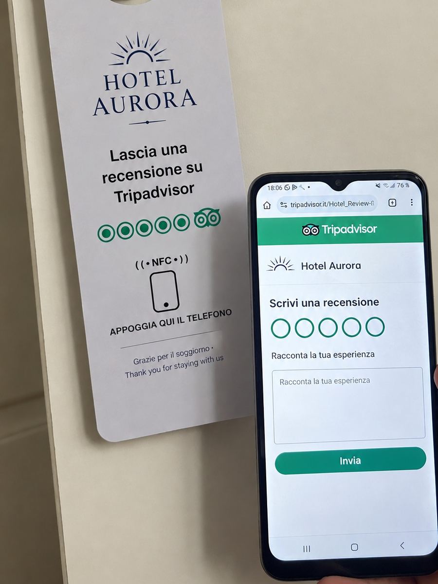 Appendino personalizzato Hotel Aurora: l'ospite avvicina il telefono e si apre la pagina Tripadvisor per scrivere la recensione